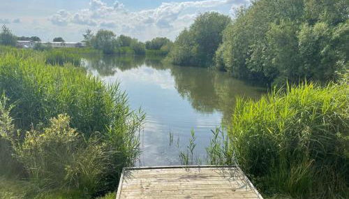 Indulgence Lakeside Lodge i3 with hot tub, private fishing peg situated at Tattershall Lakes Country Park - Foto 3