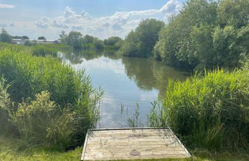 Indulgence Lakeside Lodge i3 with hot tub, private fishing peg situated at Tattershall Lakes Country Park - Foto 3