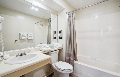 Cedarbrook Two Queen Bed Standard Hotel Room with outdoor heated pool 102 - Foto 11