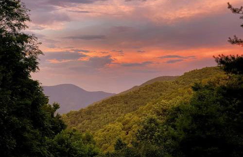 Romantic Getaway or Family Vacay with Mountain Views & Hot Tub - Foto 16