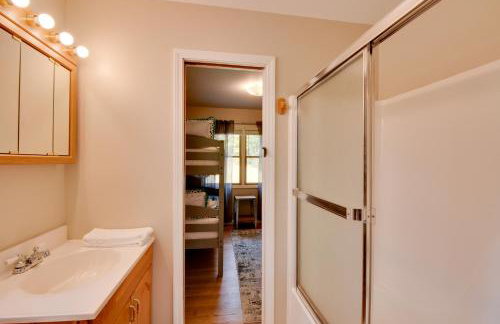 Lakefront Westminster Retreat with Boat Dock! - Foto 21