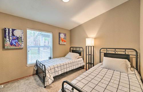 Rustic Escape with Deck, Hot Tub and Mountain Views - Foto 25