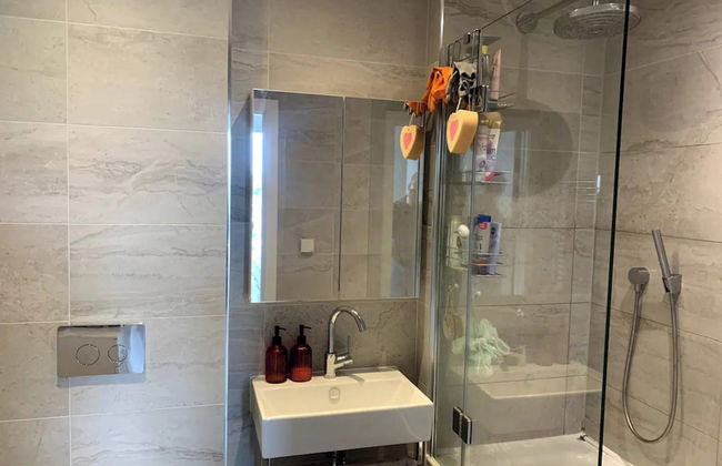 Stylish 2BD Flat With Private Balcony - Battersea - Foto 12