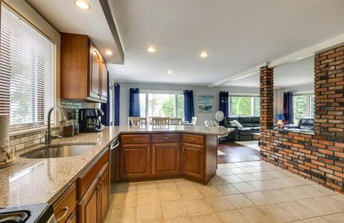 Enchanting Waterfront Sorrento Home with Deck! - Foto 9