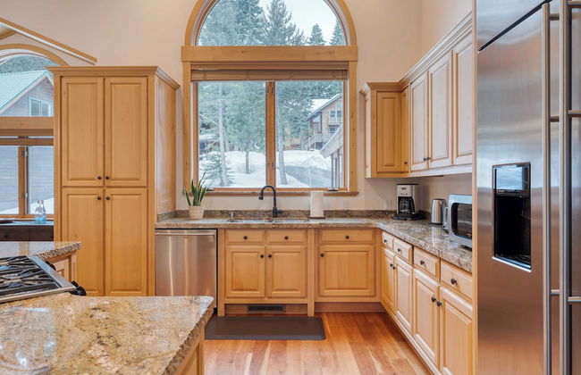 5 Mins to Ski Resort Ping Pong, Pool Table, Deck Donner Ridge by Avantstay - Foto 17