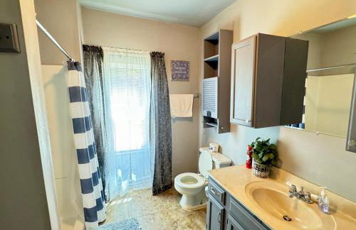 Berkshire Retreat Grand Home with Hot Tub and Large Yard, 5 mins from Jiminy Peak - Foto 24