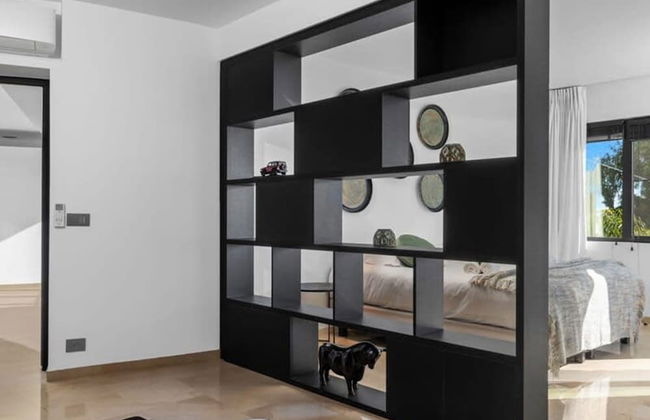 Relax in Luxury at This Stunning Seaside Villa - Photo 44