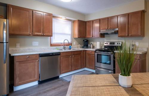 Lovely West Akron home with attached private garage - Foto 7