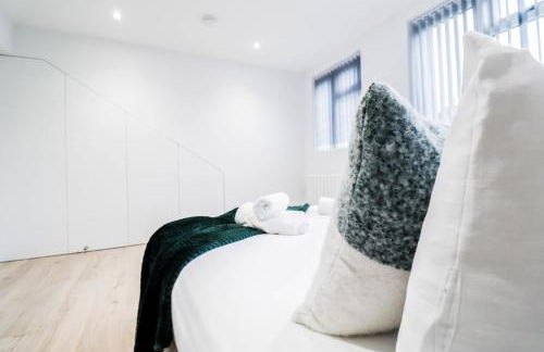 The Kingsmead Loft - Stylish 1BR Top Floor Apt with King or Twin Beds & Free Secure Underground Parking, Central High Wycombe HP13, Sleeps 3 - Foto 10