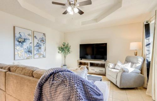 Home with Fenced Yard Near Dtwn Rogers! - Foto 1