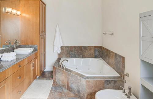 3BR Mountain Retreat with 2 Executive Suites & Scenic Views Sleeps 6 - Photo 16