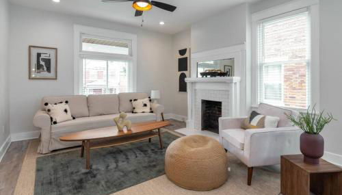 Deluxe 4-Bedroom w Huge Deck 3-Min to Downtown - Foto 2