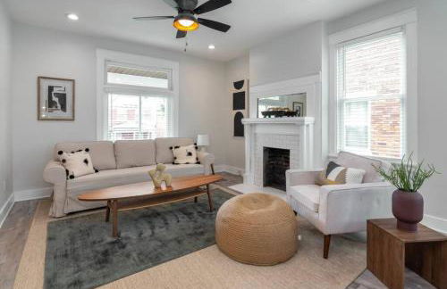 Deluxe 4-Bedroom w Huge Deck 3-Min to Downtown - Foto 2