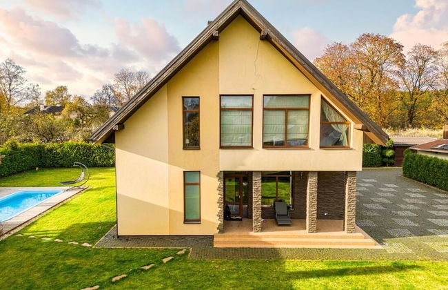 Luxurious Amber Villa With Private Pool and Garden Views - Photo 1