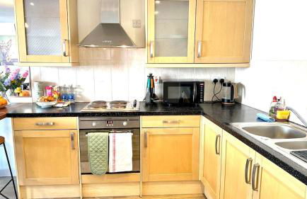 Central Apartment with 75inch TV Netflix - Photo 10