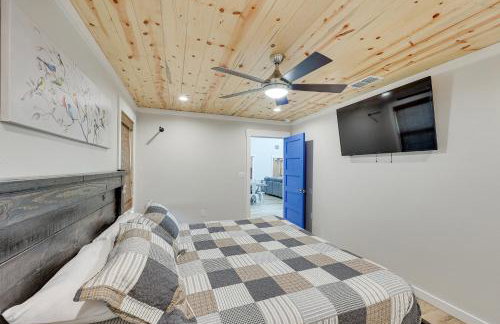 Riverfront Caddo Shack Home with Views and Fire Pit - Foto 17