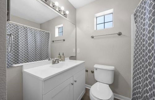 3BR Luxe Oasis near Downtown, Pool, Gym, Bball Crt - Foto 17