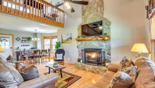 Cozy North GA Cabin 3BR3BA, Fire Pit & Game Rm - Foto 2