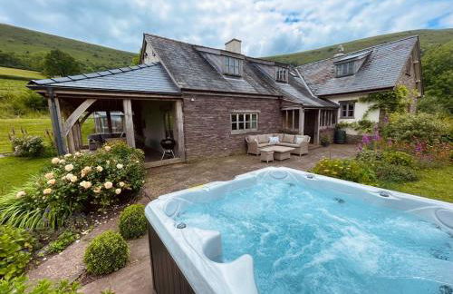 Luxury Spacious Country Home w/ Mountain Views - Photo 2