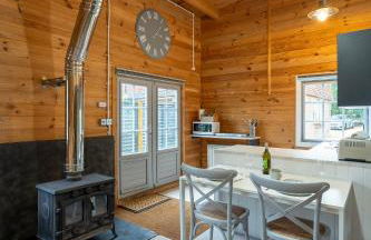 Walliswood Lodge - Wood Burner, Air Con & Wi-fi, Rural Retreat - Foto 18