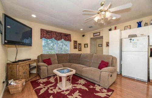 Joyful Cottage Rental for Couples with Poolside Cabana near San Antonio, TX - Foto 2