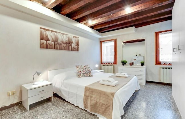 Guggenheim Collection Venice Apartment - Photo 6