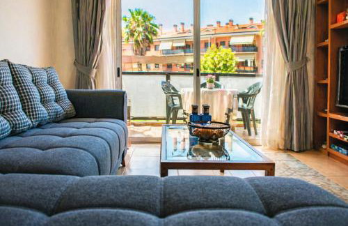 Cozy & Bright 2BR with Balcony, Pool & Garden View- Fenals - Foto 1