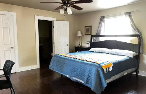 King Suite in shared home 9 Min to Convention Center - Foto 1