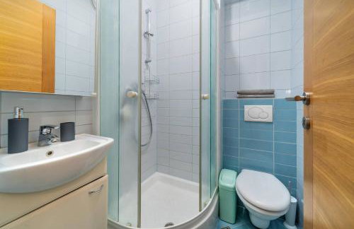 Cityscape Comfort Apartment With Garage - Happy Rentals - Photo 26