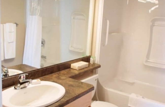 Obasa Suites @ The Hallmark - Photo 10