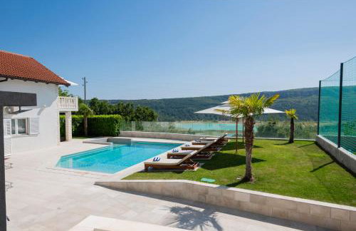 Luxury Lake-View Villa Karmen with Heated Pool, Private Spa & Sunset Terrace - Foto 4