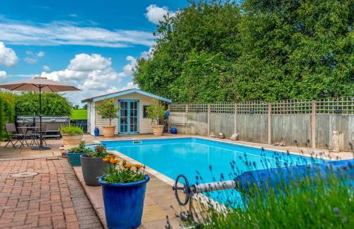 The Owl House - Hot Tub Adventures in Moreton - Pass the Keys - Foto 1