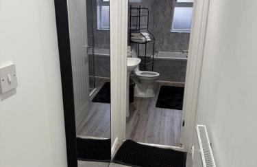 Cosy Luxury Home with Private Parking Sleeps 3 - Photo 2