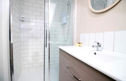 LUXURY 4 Bedroom 4 Ensuite Home in Penarth (Pool Table Games Room & BBQ Garden) with Sea Views - Photo 17