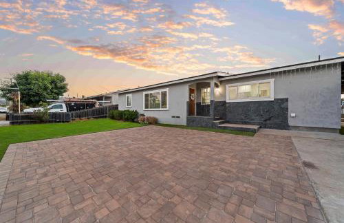 Entire Private Home with 4 Bedrooms 2 Bathrooms, Hot Tub, King Bed, 80 TV, Gated Yard, Ranch Style, Available Now - Foto 17