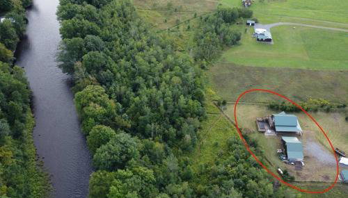 Spacious Salmon River Waterfront Lodge for 6 - Foto 2