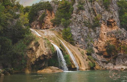 The Bluebird Cottage Style Cabin with Hot Tub near Turner Falls and Casinos - Foto 23