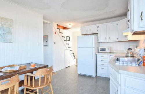 Waterfront Fun at this Huge Family Estate - Foto 71