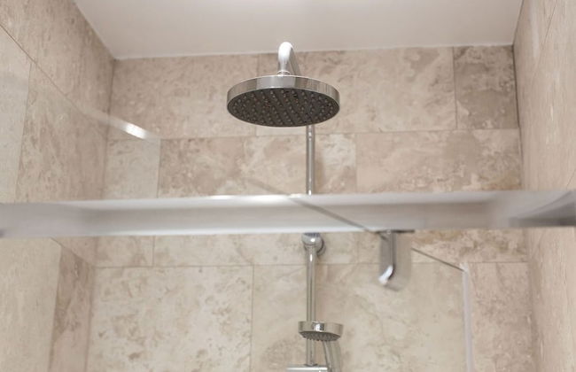 JOIVY Stunning 3 Bed Lodge With Gardens At Gilmerton House - Photo 25