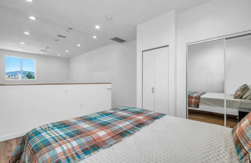 Chic 1 Bedroom Loft with Balcony Hollywood Sign View Free Gated Parking Full Kitchen - Foto 13