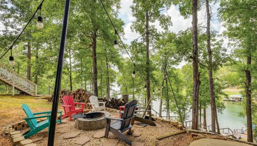Lakefront Sparta Retreat with Dock and Game Room - Foto 1, Garden view
