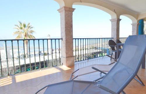 Waterfront apartment perfect for beach lovers. - Photo 1