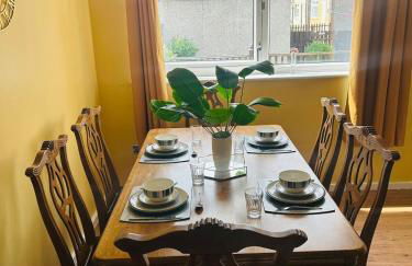 Spacious, 3 double bedroomed, free parking, 9 mins Elland Rd, nr Leeds City Centre - Foto 1