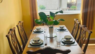 Spacious, 3 double bedroomed, free parking, 9 mins Elland Rd, nr Leeds City Centre - Foto 1