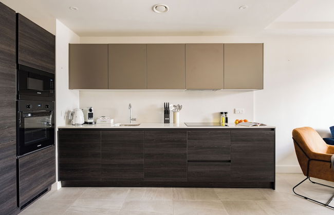 Leeds Centre by Charles Hope - Photo 10