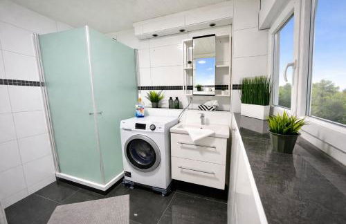 STN Kocherwald Suite - Ferienwohnung mit 4 Schlafzimmer, 8 Big Beds, Parkplatz & Balkon, Highspeed WLAN, Netflix Premium, Zentral zu Audi & Schwarz Gruppe - Foto 5