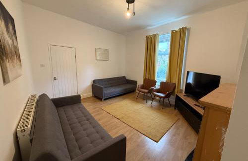 Central 3BR Home - Huddersfield Serviced Accomodation - Walk to Station & Town - Business Travellers - Families - Students - Photo 6