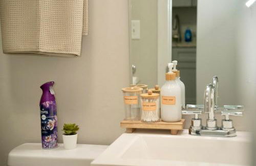 Uptown LUXE Retreat with Parking & Walk to City Center - Foto 36