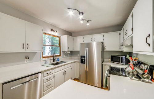 Creek View and Hot Tub Woodsy Maggie Valley Cottage - Foto 8