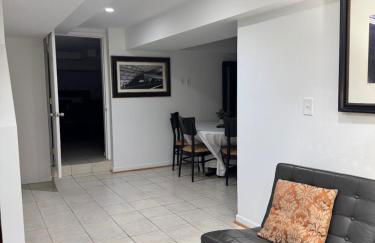 COMFY Basement Home 2 Bdrm1Den 3Queen Beds - Foto 10